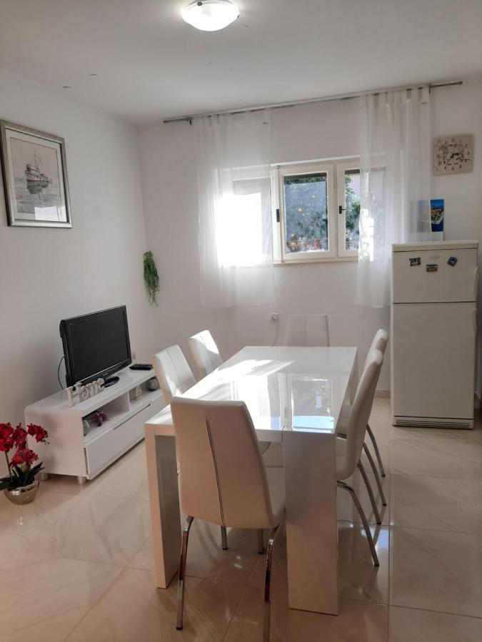 Giovanna - Spacious Lovely Apartment Supetar Kültér fotó