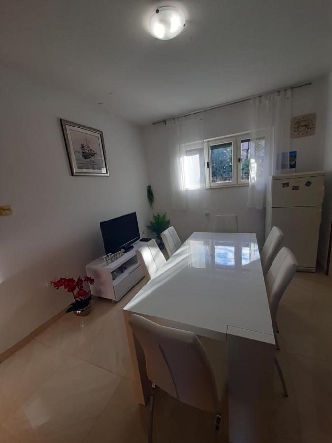Giovanna - Spacious Lovely Apartment Supetar Kültér fotó